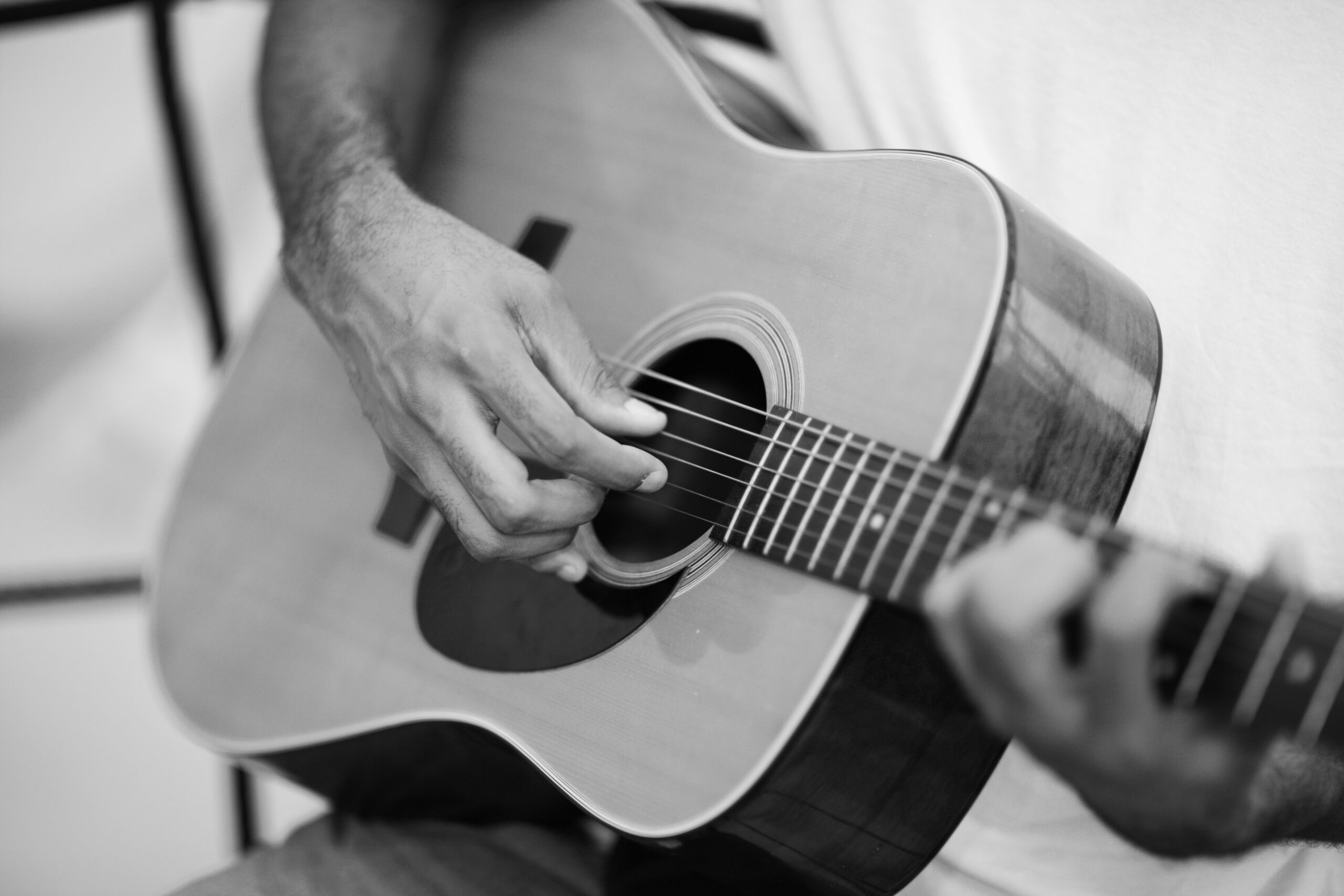 músico tocando guitarra